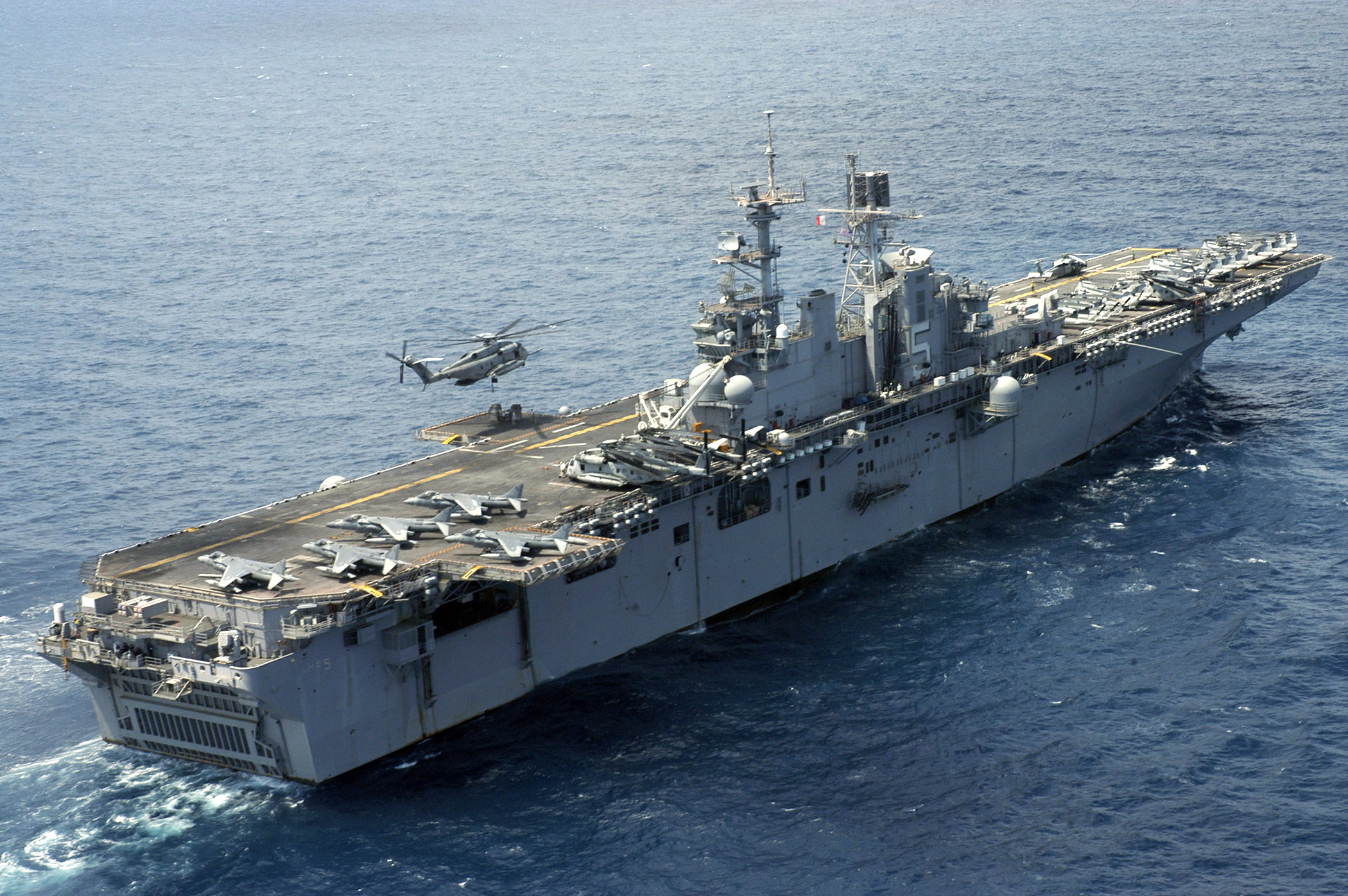 Stany Zjednoczone przenoszą USS Bataan, wszechstronny amfibijny okręt szturmowy przewożący Marines, na Morze Śródziemne