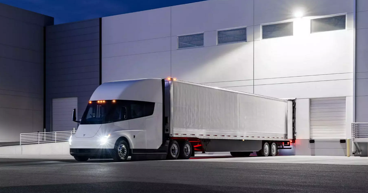 Tesla rozpoczyna dostawy elektrycznych ciężarówek Semi z trzyletnim opóźnieniem