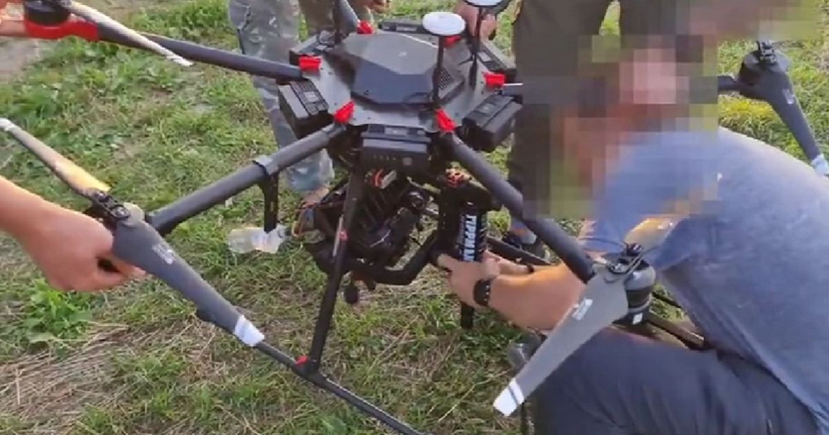 Ukraińscy ochotnicy wyposażają heksakopter w karabin maszynowy do walki z irańskimi dronami kamikadze Shahed-136