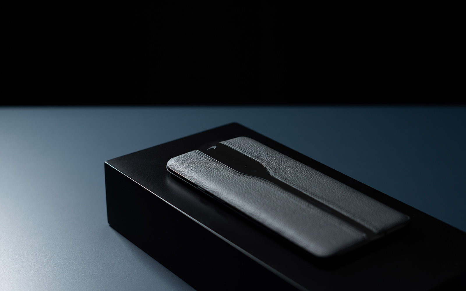 OnePlus pokazał czarny Concept One z chowającą się kamerą