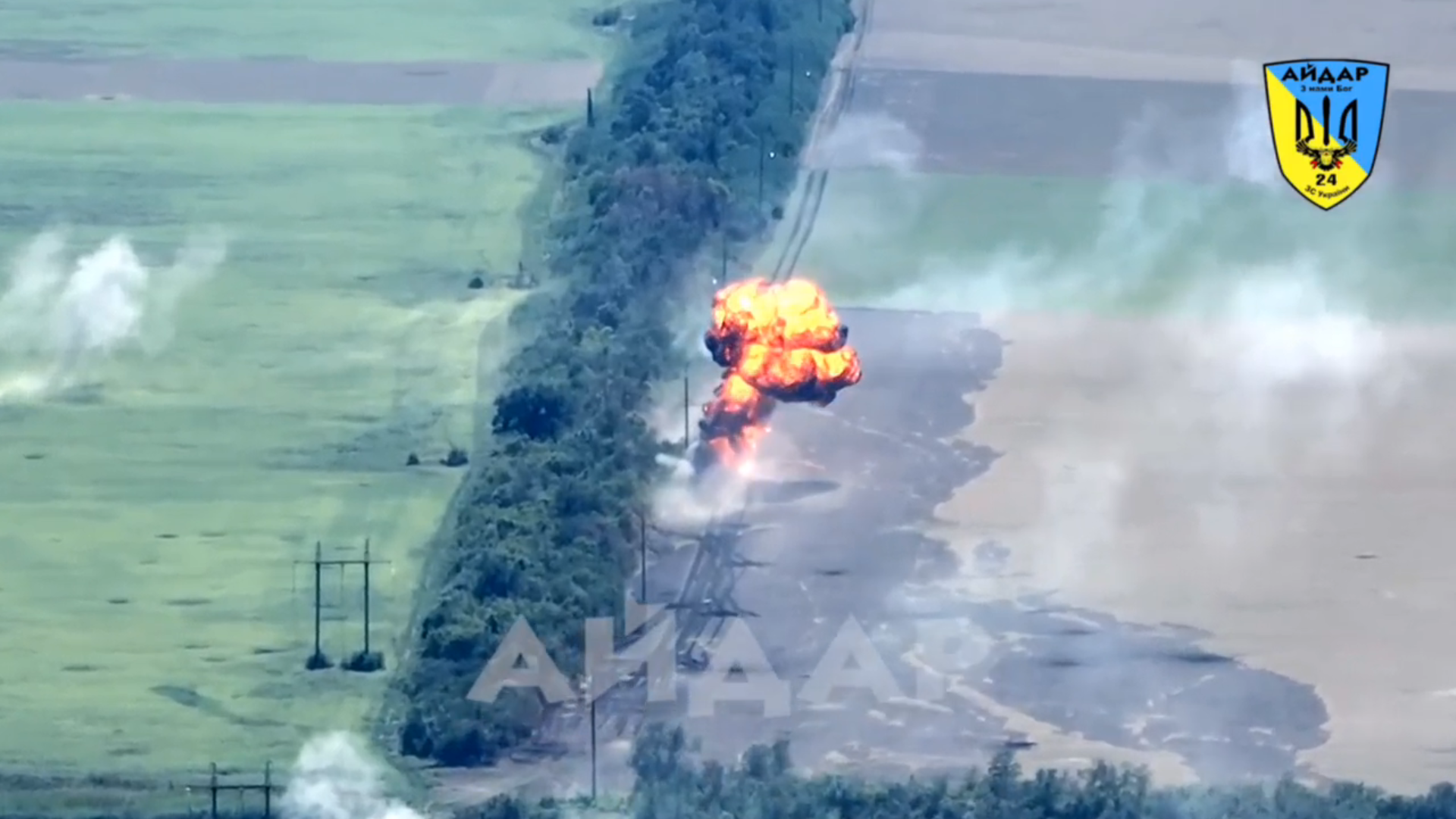 Siły Zbrojne Ukrainy pokazały rzadki film przedstawiający zniszczenie rosyjskiego czołgu jednym strzałem bezpośrednim trafieniem z haubicy D-30