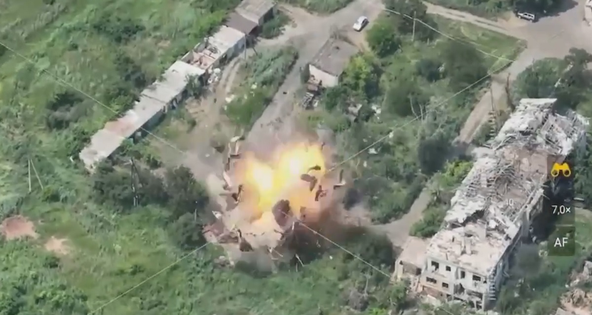 Ukraińskie Siły Zbrojne niszczą stanowisko dowodzenia rosyjskiej armii precyzyjnymi bombami JDAM-ER