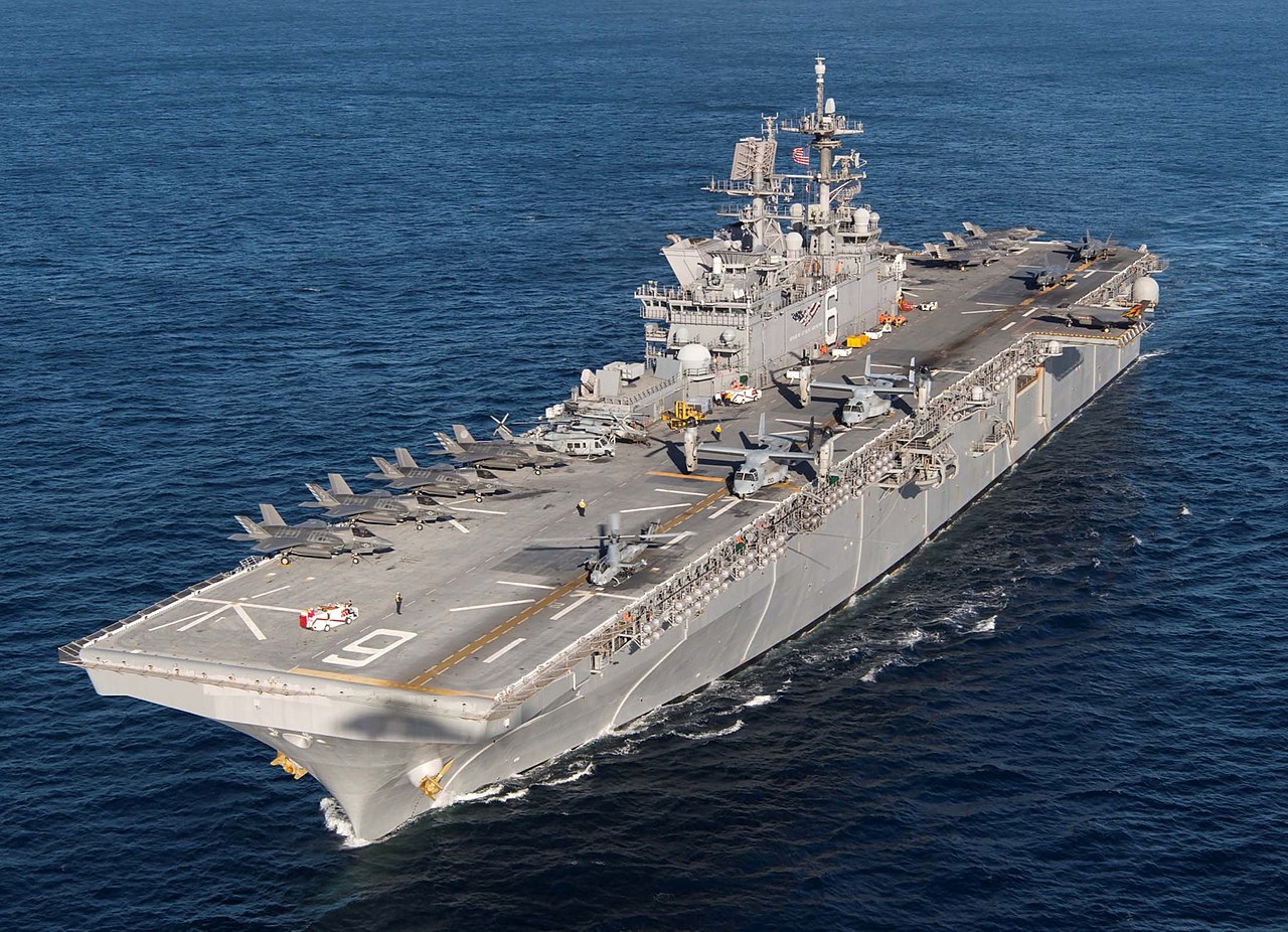 USS Fallujah - wart 2,4 mld USD amfibijny okręt szturmowy klasy America, zdolny do przenoszenia myśliwców F-35B Lightning II i kabrioletów Bell V-22 Osprey