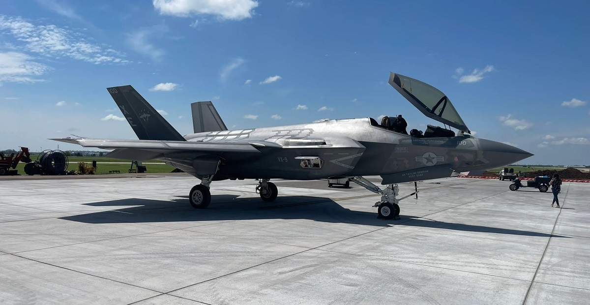 Myśliwiec piątej generacji US Navy F-35C Lightning II zatrzymał się na lotnisku Wichita Dwight D. Eisenhower National Airport.