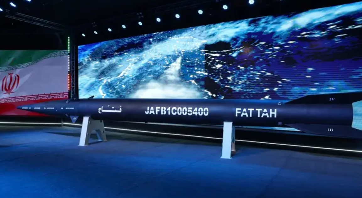 Iran zaprezentował hipersoniczny pocisk balistyczny FATTAH o prędkości ponad 17 000 km/h i zasięgu do 1400 km.