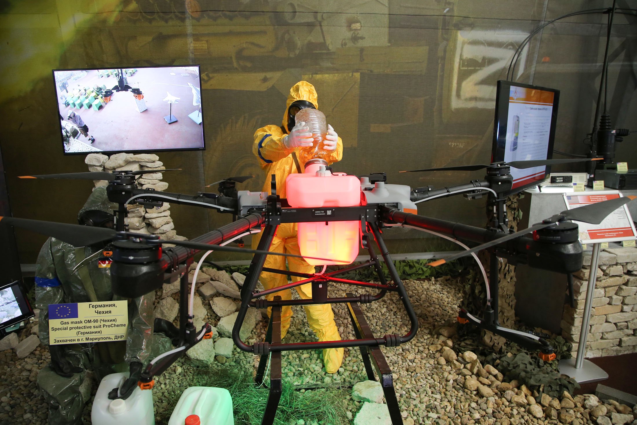 Rosjanie podają drona rolniczego DJI Agras T30 jako amerykańskiego drona bojowego z bronią chemiczną z ukraińskiego laboratorium biologicznego