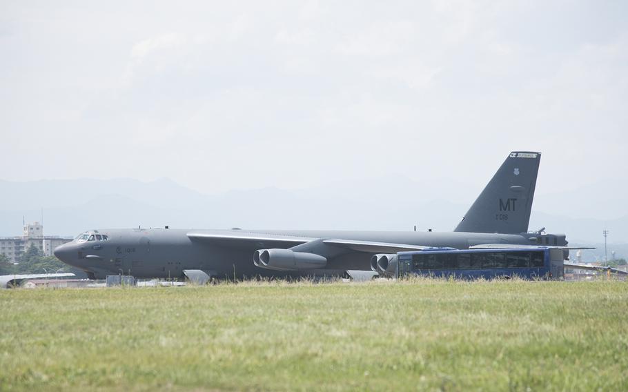 Bombowiec nuklearny B-52H Stratofortress złożył niespodziewaną wizytę w Japonii - strategiczny samolot awaryjnie lądował w Tokio po raz pierwszy od 34 lat.