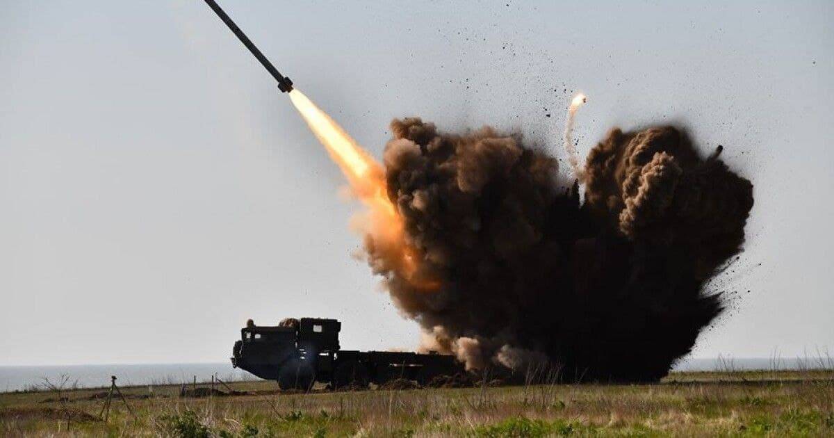 Rosja wystrzeliła w ukraińskich miastach najnowsze pociski Tornado-S z precyzyjnie naprowadzaną amunicją 9M544