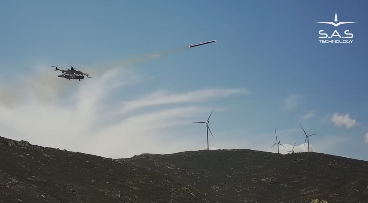 SARISA SRS-1X został pierwszym na świecie quadcopterem, który wystrzelił rakietę Hydra 70