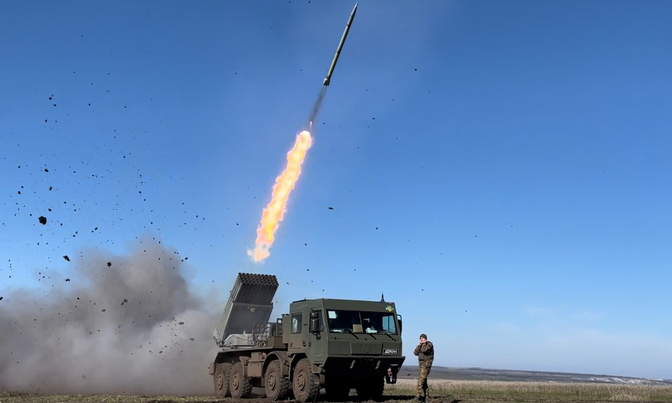 Siły Zbrojne Ukrainy pokazały wideo z użycia czeskiego systemu wielokrotnych wyrzutni rakiet RM-70 Vampire