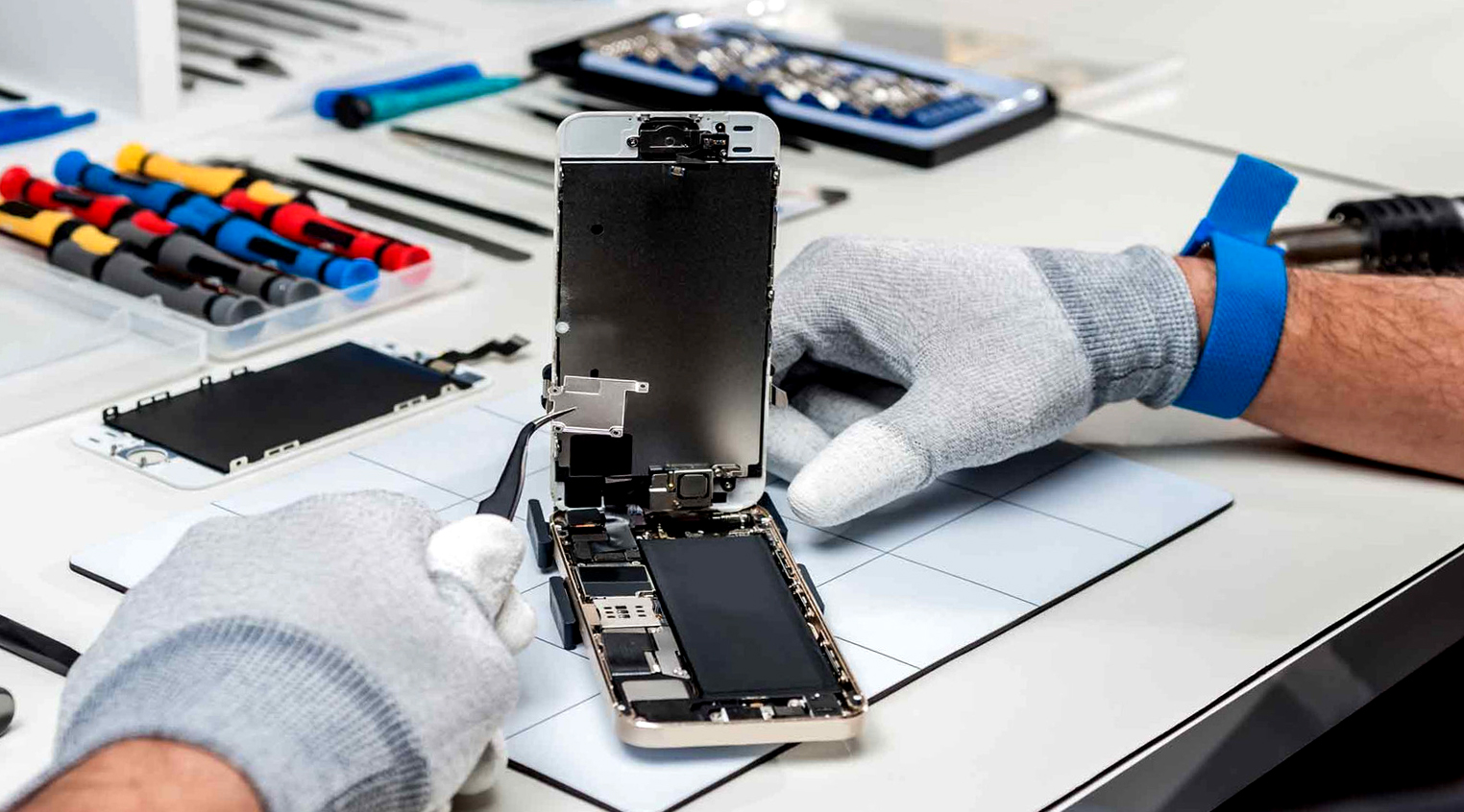 Komisja Europejska chce zobowiązać producentów smartfonów do zwiększenia żywotności baterii i produkcji części zamiennych przez 5 lat