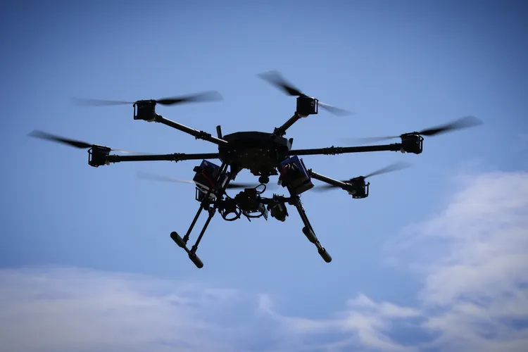 Władze Illinois zakazują dronom używania broni lub rozpoznawania twarzy