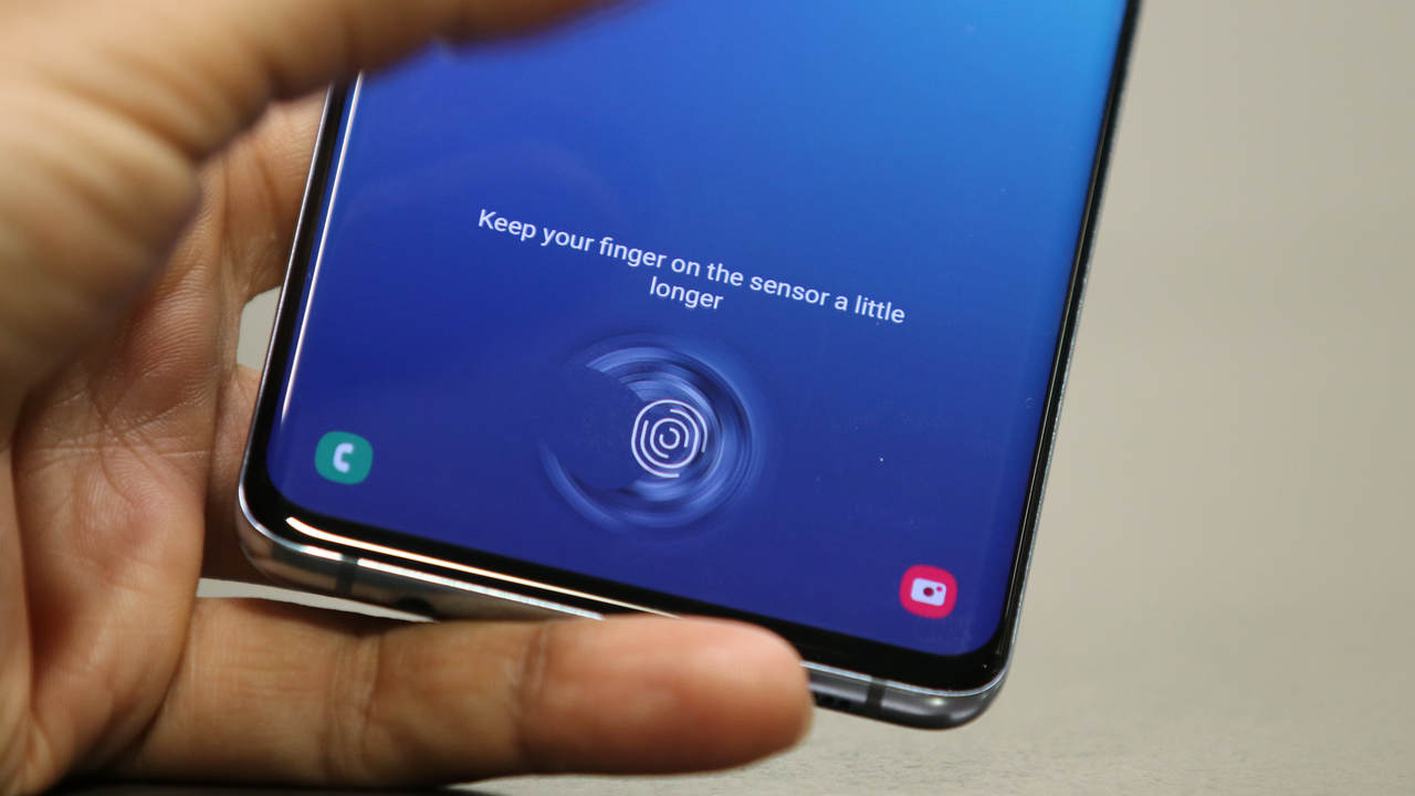 Okazuje się, że flagowy Samsung Galaxy S10 można złamać tanią folią ochronną