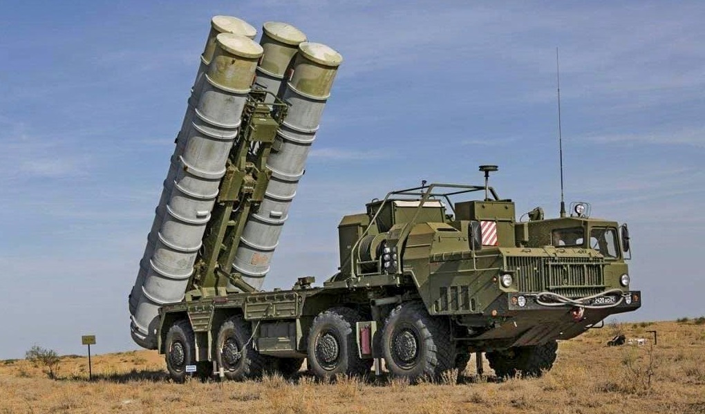 Rosyjski system rakietowy ziemia-powietrze S-400 Triumf o maksymalnym zasięgu 400 kilometrów został po raz pierwszy zauważony w Indiach