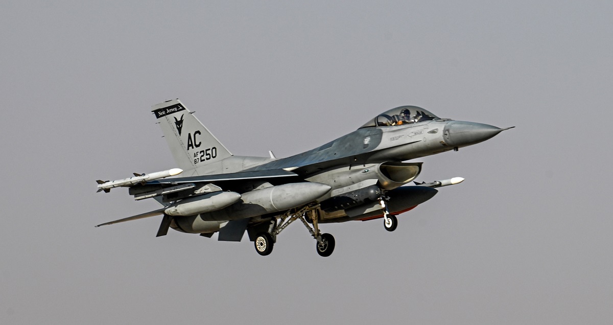Amerykańskie myśliwce F-16 Fighting Falcon przybyły z USA na Bliski Wschód