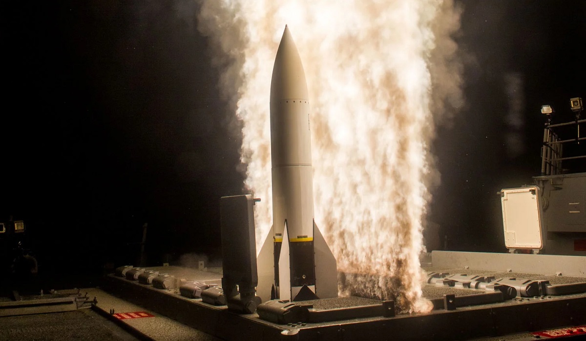 Republikanie nie zgadzają się na wieloletnie finansowanie zakupu rakiet przechwytujących Standard Missile 6 i pocisków przeciwlotniczych AIM-120 AMRAAM.