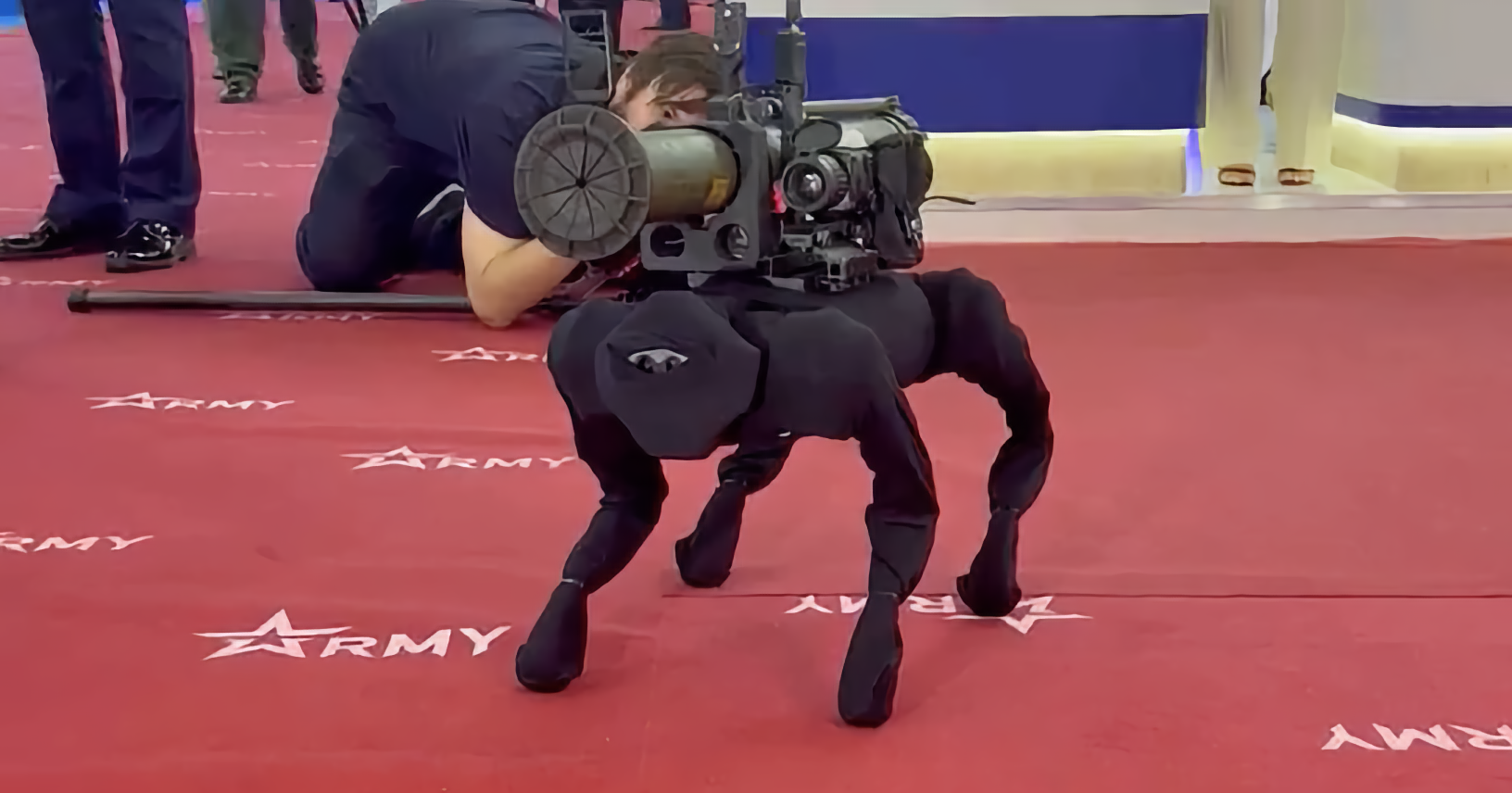 W Rosji zaprezentowano robota psa z granatnikiem o wartości 16 000 $