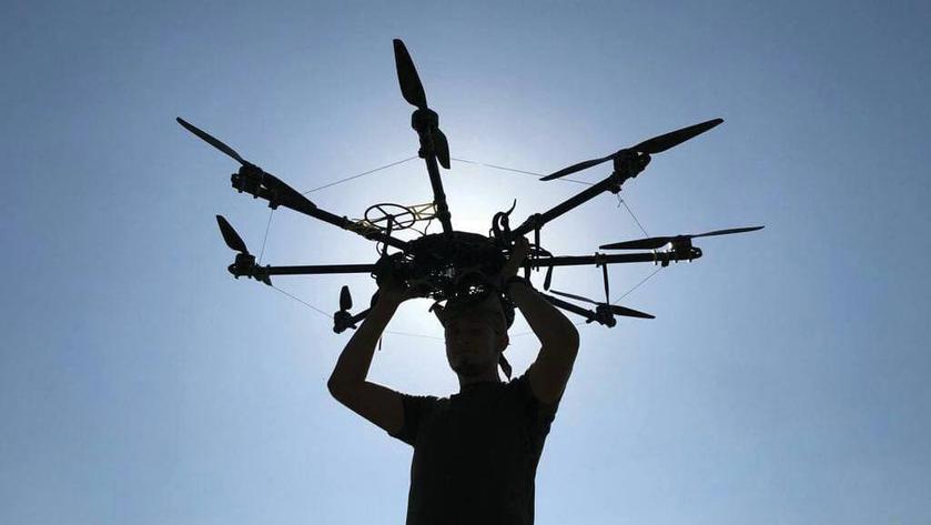 Zwiad lotniczy pokazał, jak ukraiński dron szturmowy R18 o wartości 20 000 USD zniszczył zakamuflowany rosyjski sprzęt