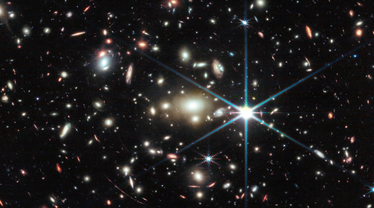 James Webb potwierdził odkrycie Earendel jako najodleglejszej gwiazdy - pojawiła się ona w ciągu 1 miliarda lat od Wielkiego Wybuchu i świeci 1 milion razy jaśniej niż Słońce.