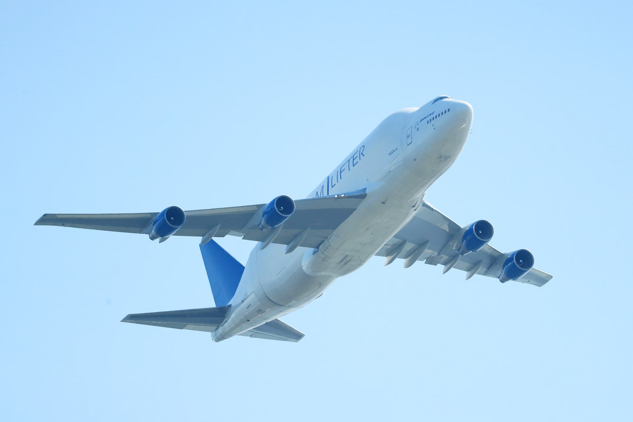 Boeing 747 Dreamlifter traci 100 kg koło podwozia środkowego podczas startu (wideo)