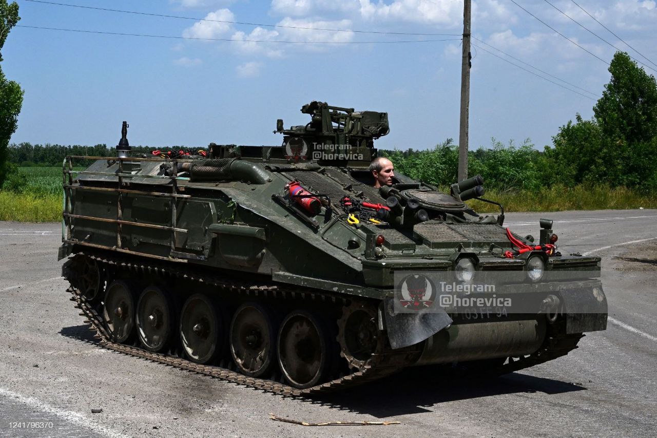 Siły Zbrojne Ukrainy pokazały na froncie brytyjskie transportery opancerzone FV103 Spartan - w sumie Ukraina otrzymała 35 takich transporterów opancerzonych