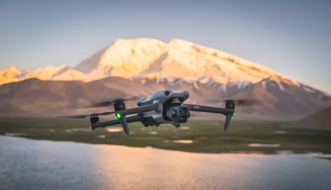 DJI Air 3 - quadcopter z dwiema kamerami 4K, czasem lotu do 46 minut i wykrywaniem przeszkód we wszystkich kierunkach, w cenie od 1099 USD.