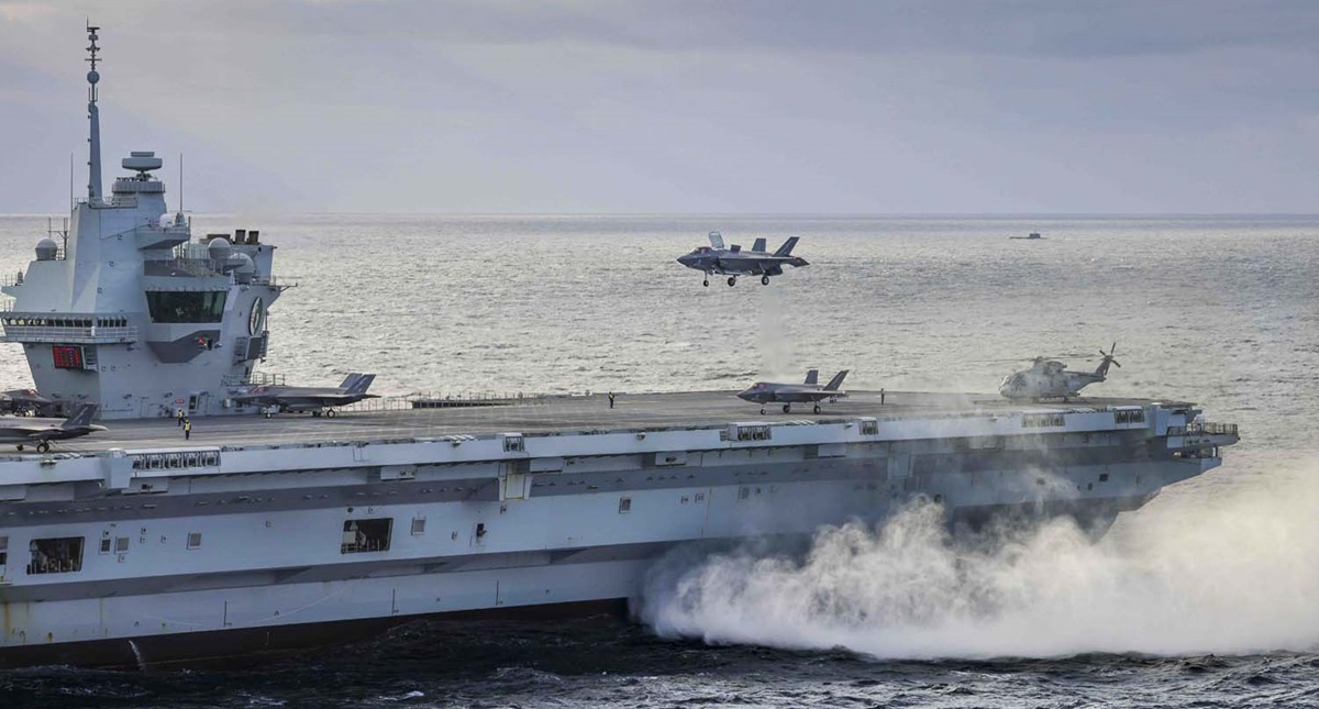 Brytyjski lotniskowiec HMS Queen Elizabeth, przewożący myśliwce piątej generacji F-35B Lightning II, po raz pierwszy w historii przeszedł pod dowództwo NATO