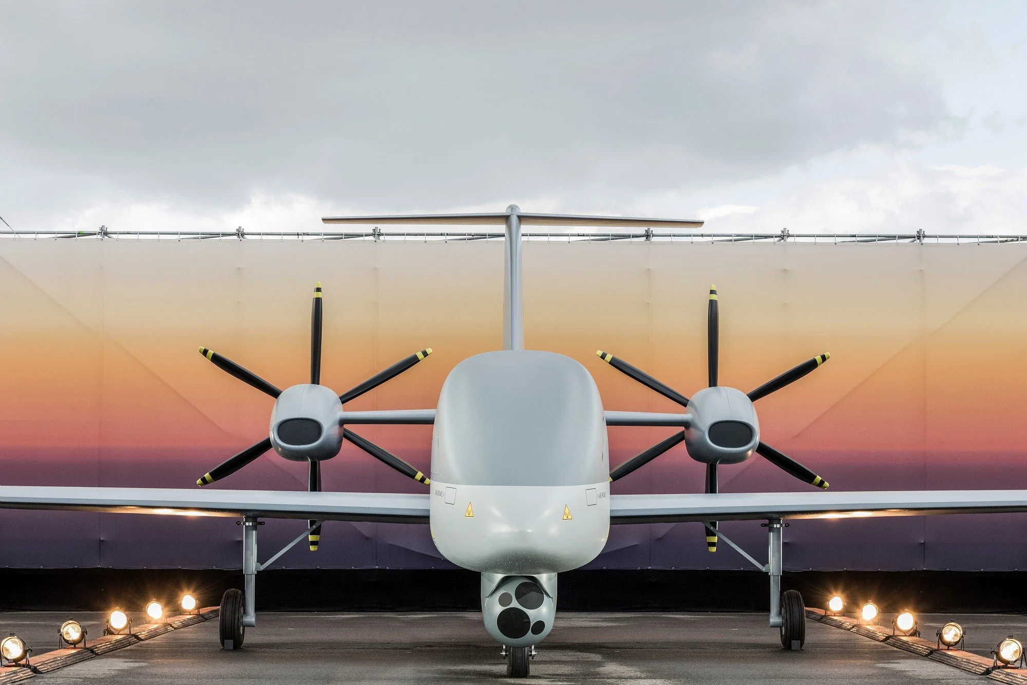 Airbus prezentuje drona szturmowego Eurodrone z pociskami Hellfire i bombami Paveway - podpisano kontrakt na produkcję 21 bezzałogowców o wartości 7,1 mld euro
