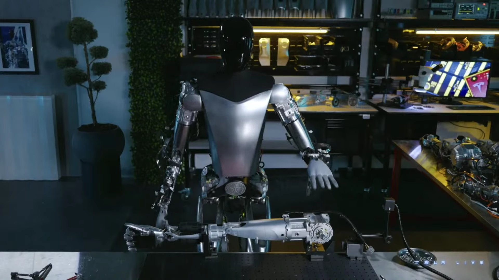 Tesla demonstruje proces hodowli humanoida Optimusa