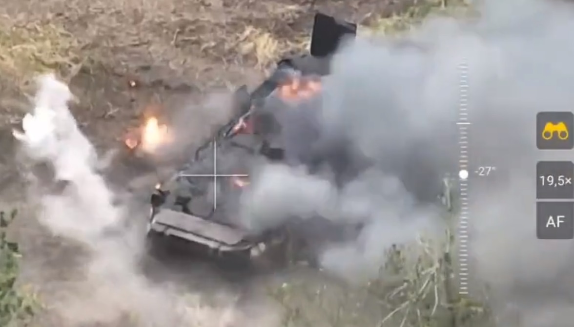 Ukraiński dron z granatami zniszczył unikalny rosyjski transporter opancerzony BTR-80 z wyrzutnią UMZ do zdalnego minowania.