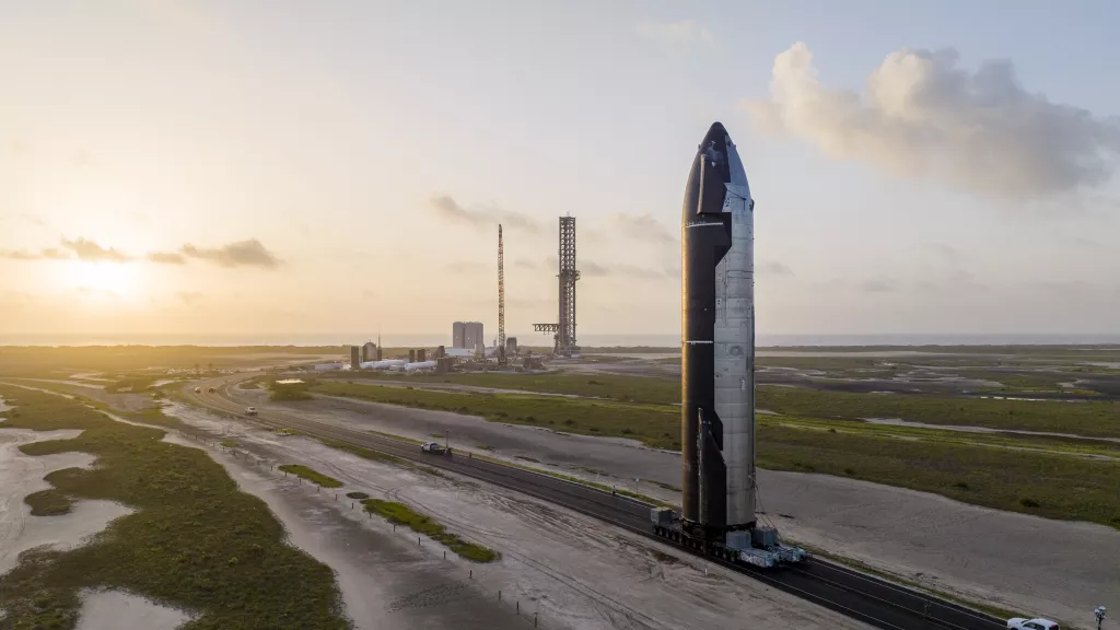 SpaceX pokazał prototyp statku kosmicznego Starship na wyrzutni na kilka dni przed pierwszym lotem orbitalnym