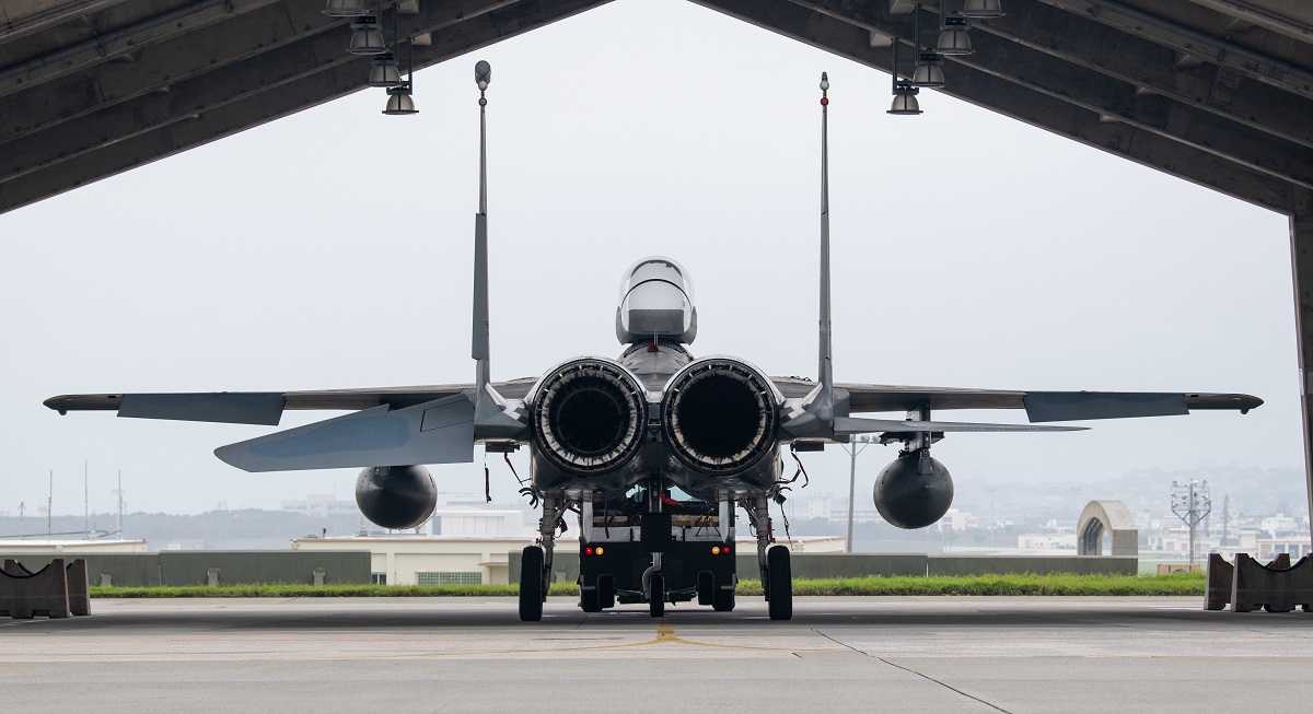 Siły Powietrzne USA ukryły myśliwce F-35A Lightning II i F-15C Eagle w hangarach w bazie Kadena, aby chronić samoloty przed tajfunem.