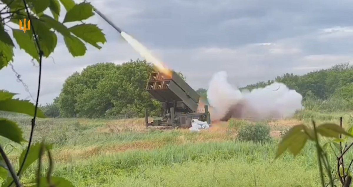 Ukraina może otrzymać amerykańskie pociski rakietowe AIM-120 AMRAAM-ER o rozszerzonym zasięgu oparte na RIM-162 ESSM dla systemu rakiet ziemia-powietrze NASAMS.