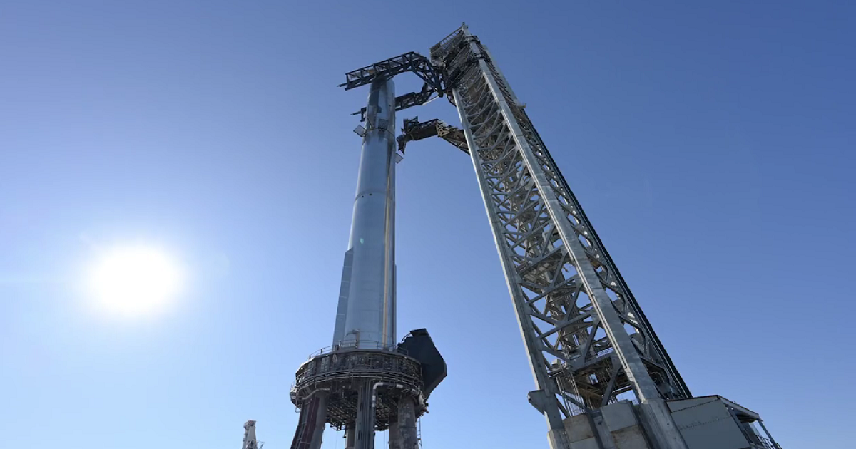 Elon Musk pokazuje, jak gigantyczny robot Mechazilla zamontował Starship na rakiecie Super Heavy