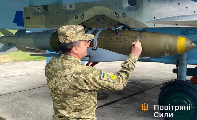 Ukraińskie myśliwce Su-27 mogą również wystrzeliwać inteligentne bomby JDAM o rozszerzonym zasięgu.