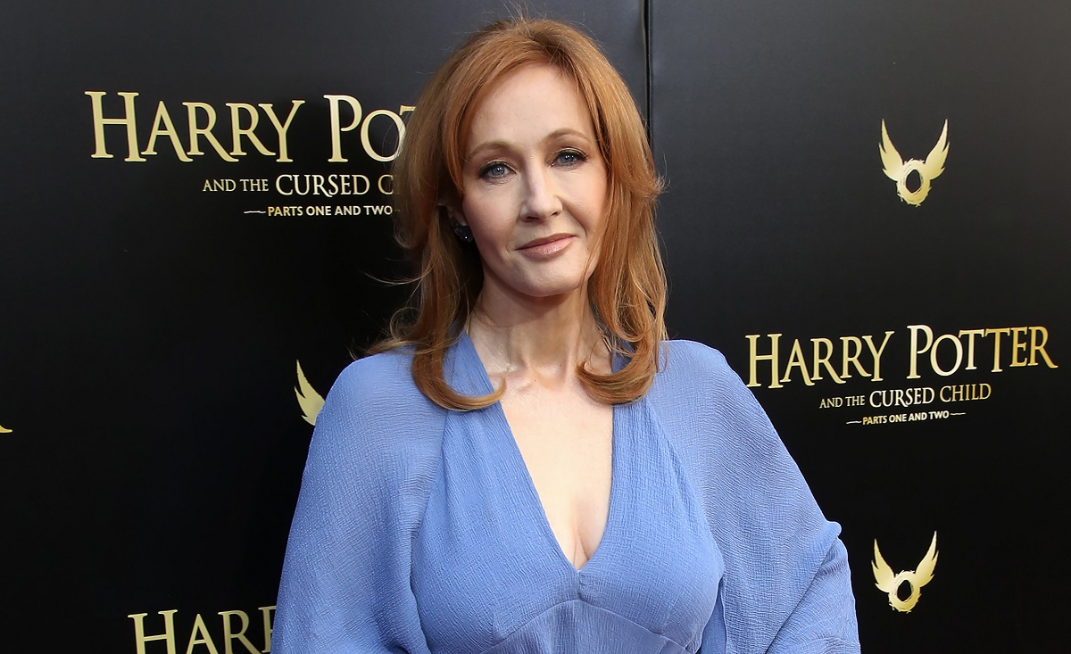 Warner Bros. prawie porozumiał się z Joanne Rowling w sprawie stworzenia serii o Harrym Potterze - każda książka będzie poświęcona sezonowi 1