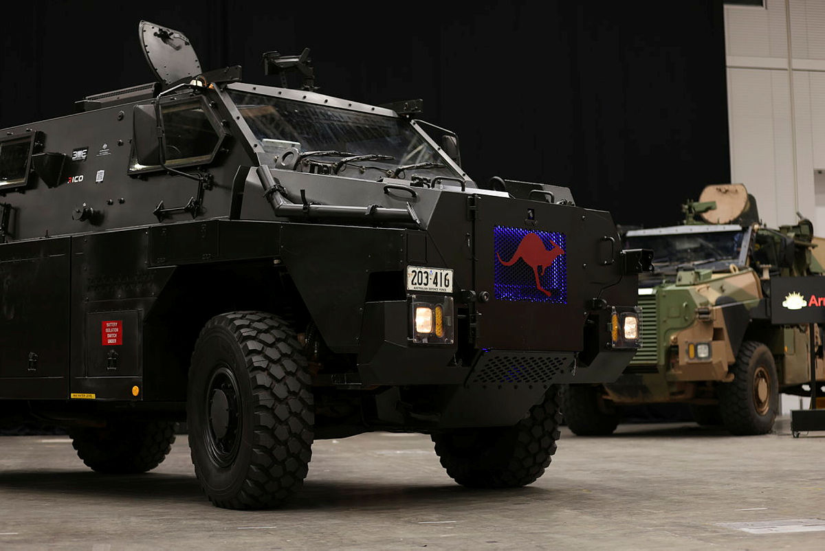 Armia australijska przetestuje elektryczną wersję pojazdu opancerzonego Bushmaster – jest to pierwszy na świecie wojskowy pojazd elektryczny