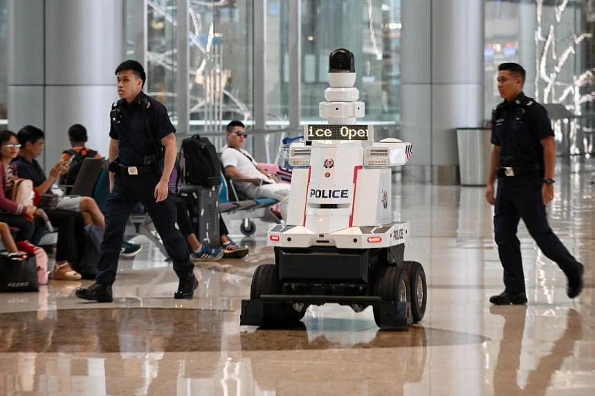 Singapur zwiększy liczbę robotów patrolujących ulice i miejsca publiczne
