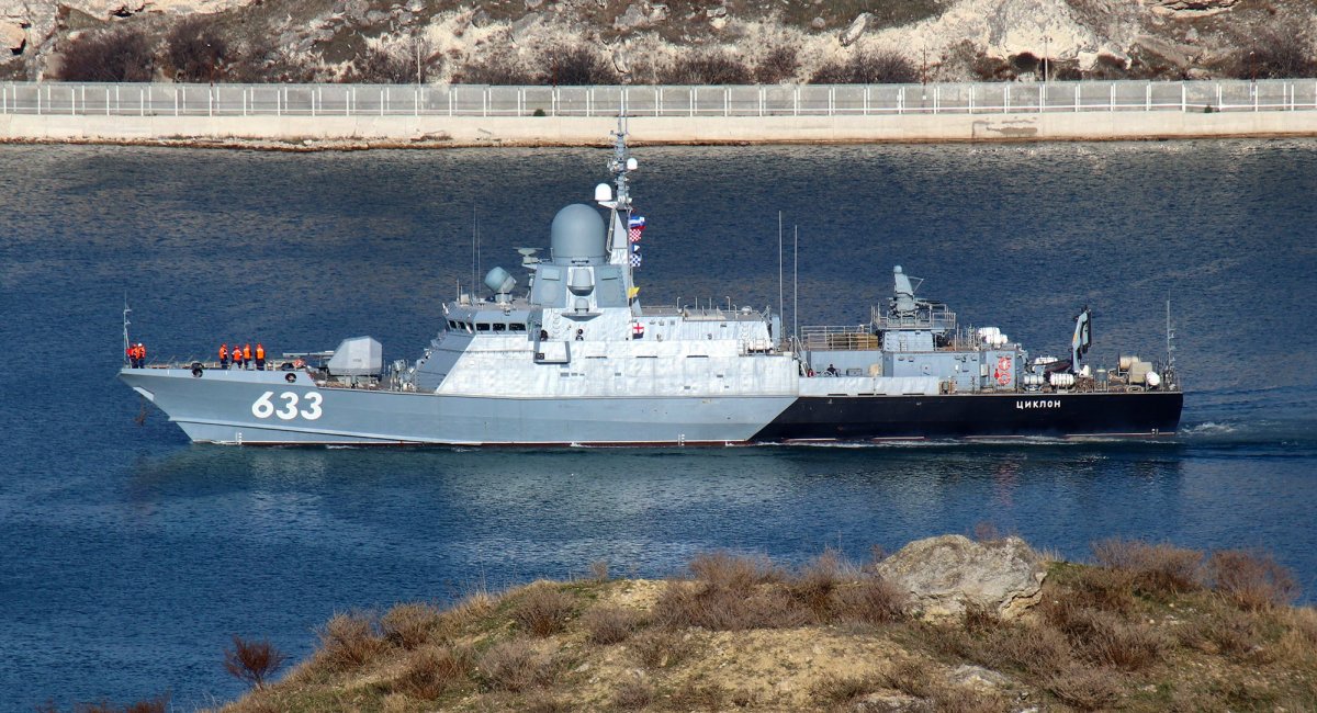 Rosjanie umieścili na Morzu Czarnym okręt Tsiklon z 2023 r., który może przenosić pociski Kalibr i Onyx, ale nie może odpalać rakiet