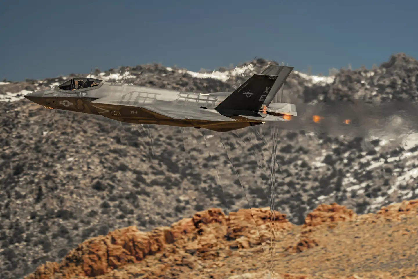 Fotograf uchwycił spektakularne ujęcia myśliwca piątej generacji F-35C Lightning II lecącego na niskiej wysokości z prędkością bliską prędkości dźwięku.