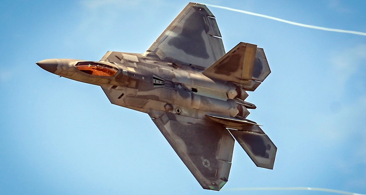 Siły Powietrzne USA ponownie nie są w stanie wycofać 32 starych myśliwców F-22 Raptor, aby zaoszczędzić miliardy dolarów.