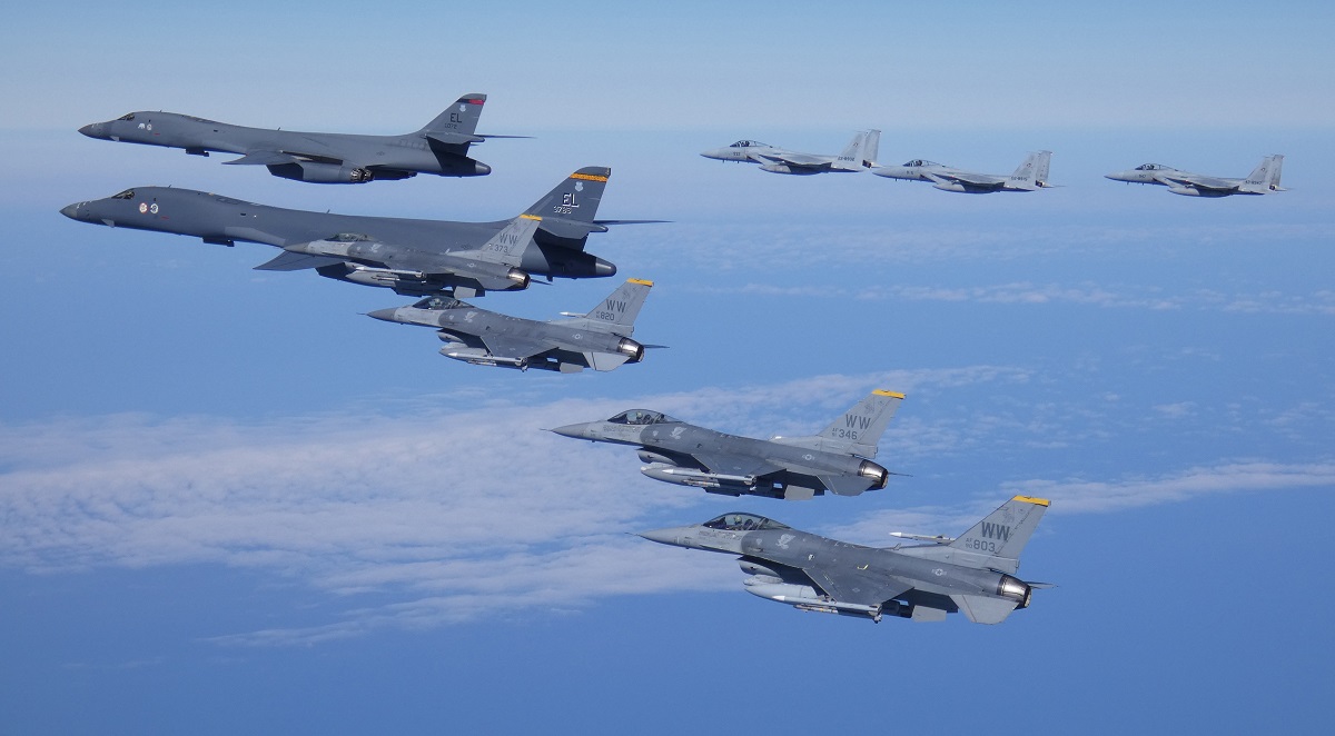 USA i Japonia prowadzą wspólne ćwiczenia z udziałem naddźwiękowych bombowców strategicznych B-1B Lancer, myśliwców F-15 Eagle, F-16 Fighting Falcon