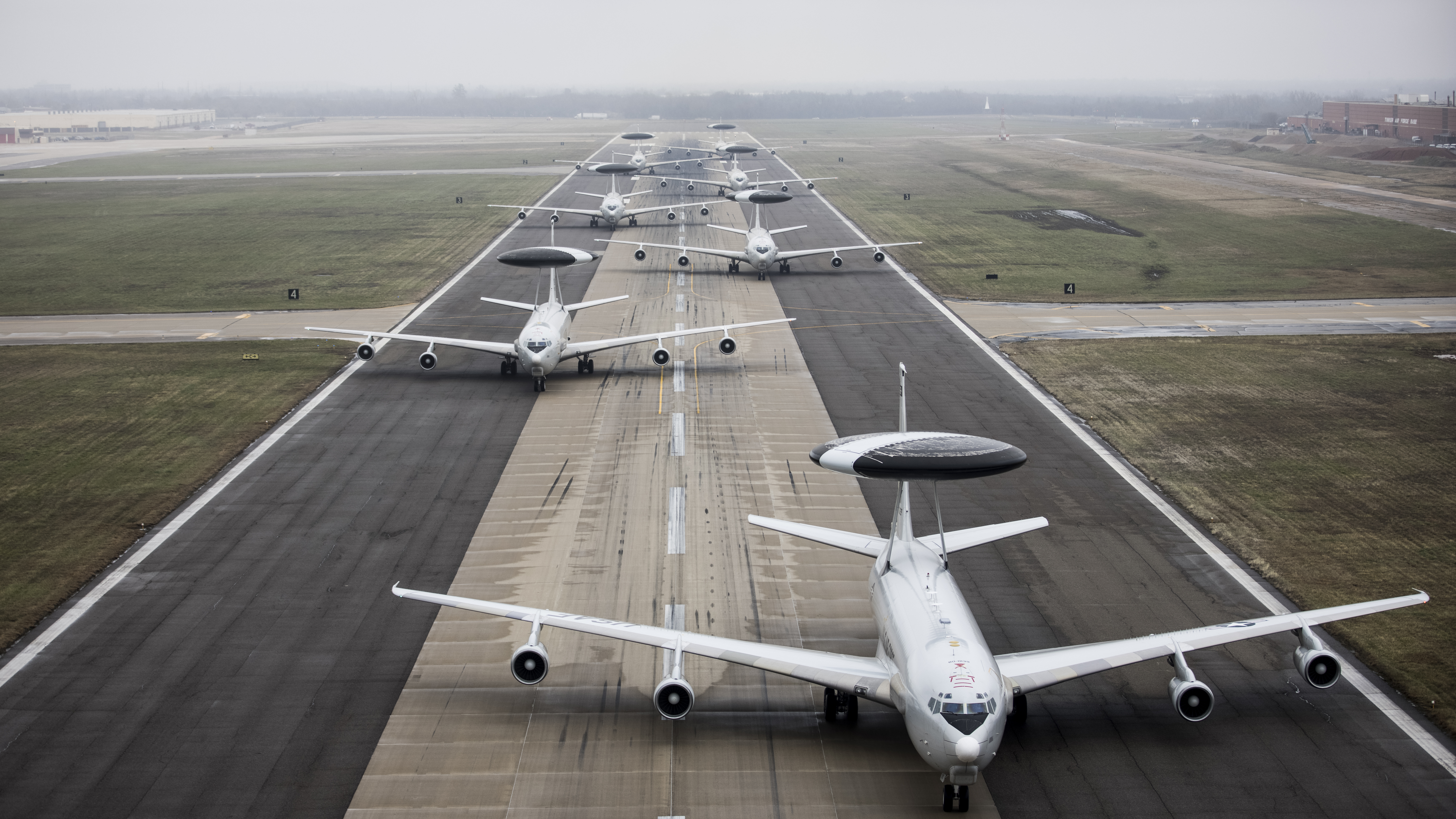 Siły powietrzne USA zademonstrowały jazdę na słoniu Boeinga E-3 Sentry, wynosząc w niebo kilka samolotów jednocześnie