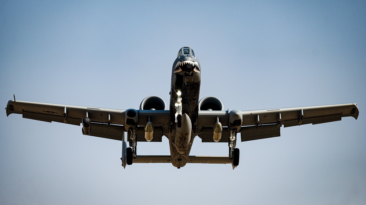 Pierwszy legendarny samolot uderzeniowy A-10 Thunderbolt II przybywa na Bliski Wschód, by wspomóc myśliwce F-15E i F-16