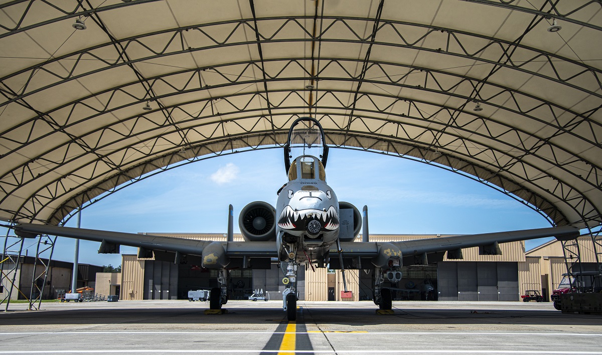 Legendarny A-10C Thunderbolt II z bazy sił powietrznych Moody wykonuje swój ostatni lot przed odejściem na emeryturę po 14 125 godzinach lotu