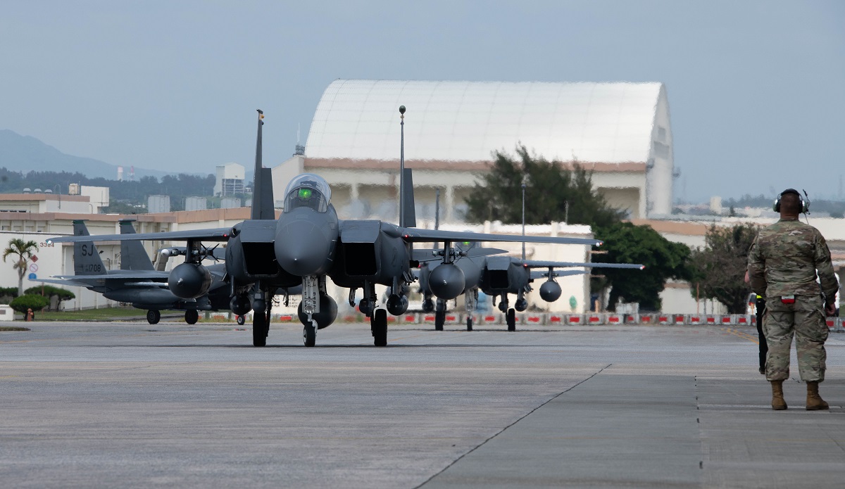 USA wysyłają do Japonii myśliwce F-15E Strike Eagle, które zastąpią F-22 Raptor i F-16CM Fighting Falcon