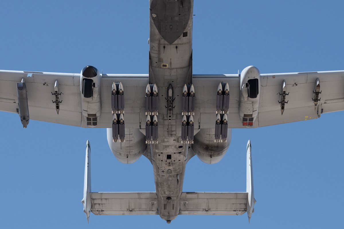 Samoloty szturmowe A-10 Thunderbolt II po aktualizacji oprogramowania będą mogły przenosić 16 bomb precyzyjnych GBU-39/B SDB