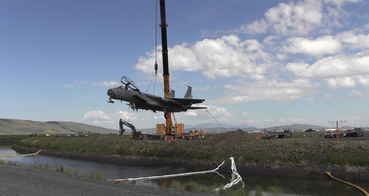 Siły Powietrzne USA podnoszą zatopiony myśliwiec F-15 Eagle w Kingsley Field w stanie Oregon za pomocą 400-tonowego dźwigu.