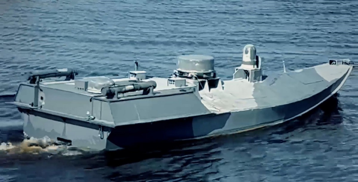 Rosjanie zalewają statki wzdłuż mostu Kerczeńskiego, aby bronić się przed ukraińskimi atakami dronów morskich