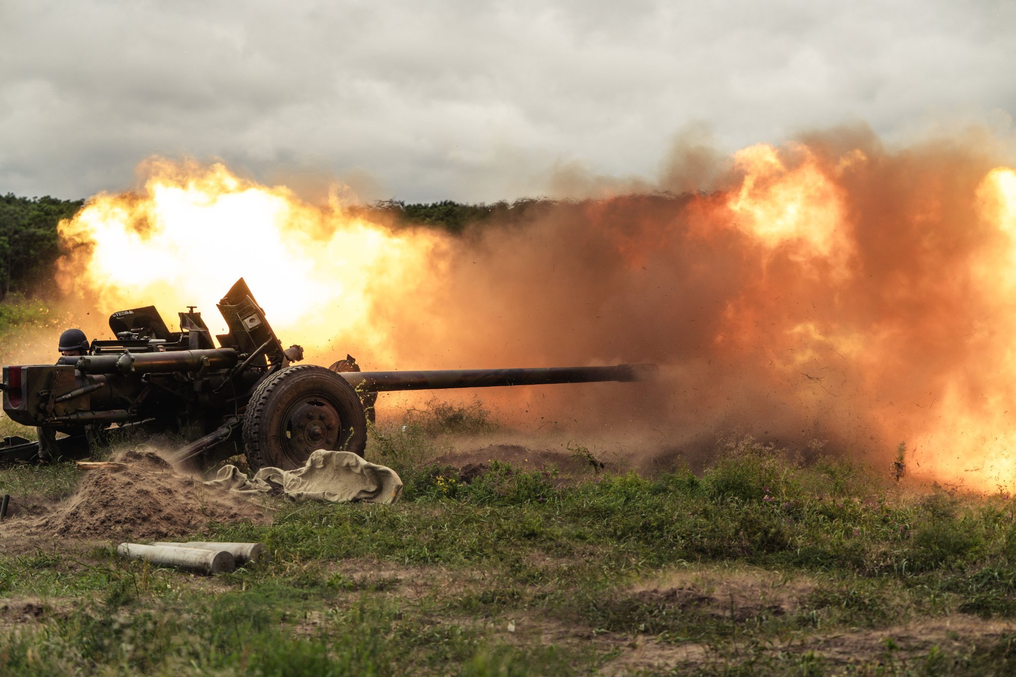 Siły Zbrojne Ukrainy zniszczyły rosyjski transporter opancerzony MT-LB za pomocą armaty 100 mm MT-12 „Rapier”